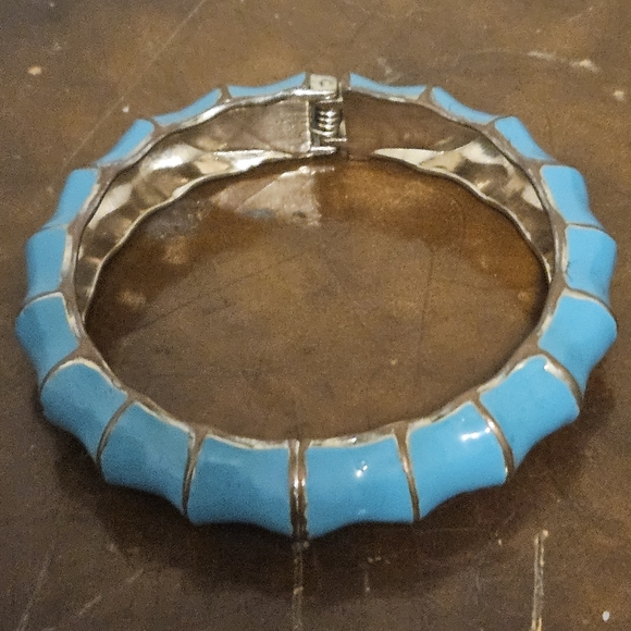 Premier Designs Jewelry Wavy Bracelet Bangle Turquoise And Silver Hinged - Picture 6 of 7